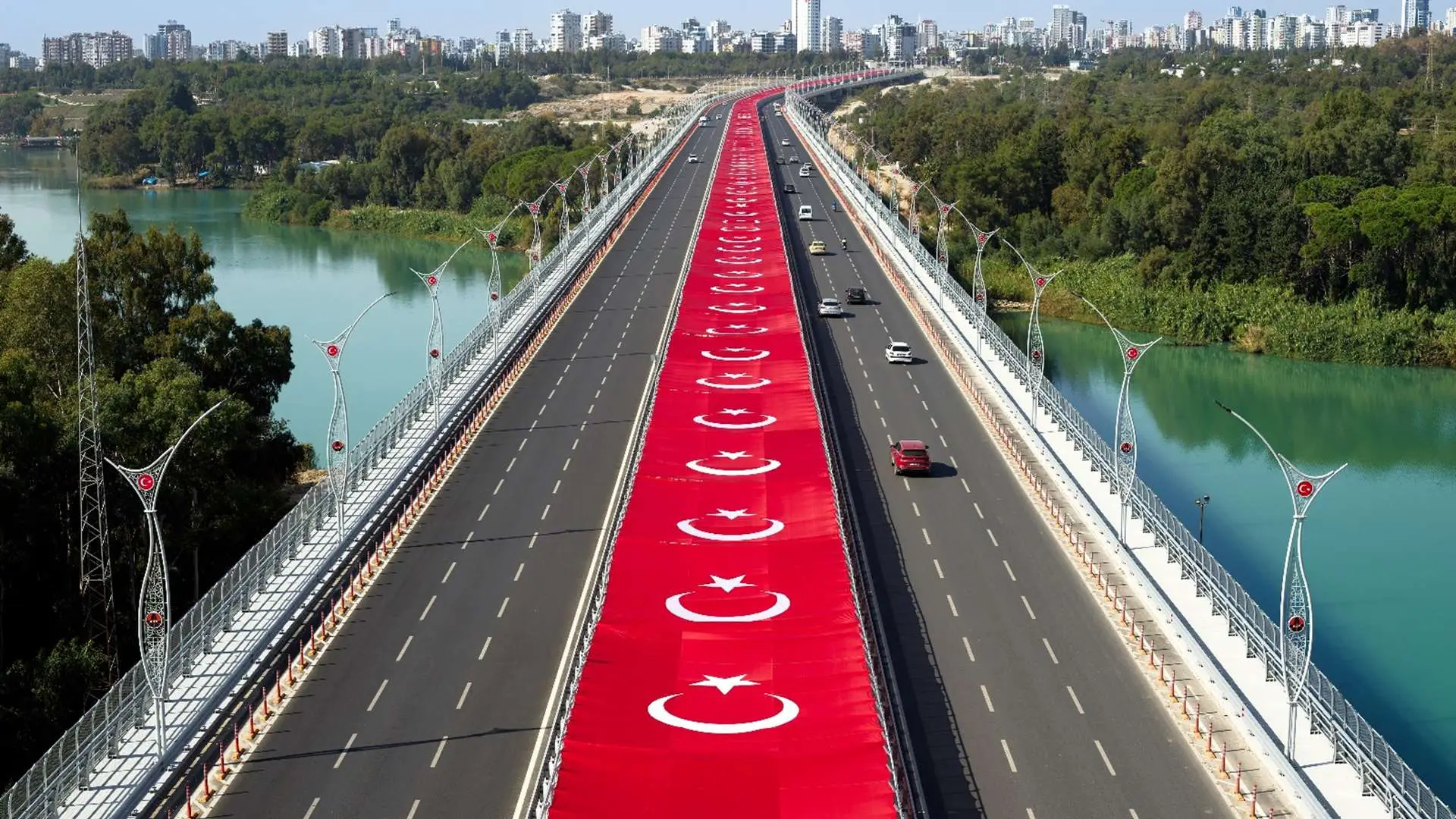 MetGün İnşaat'tan Adana 15 Temmuz Şehitler Köprüsü'ne Dev Bayrak